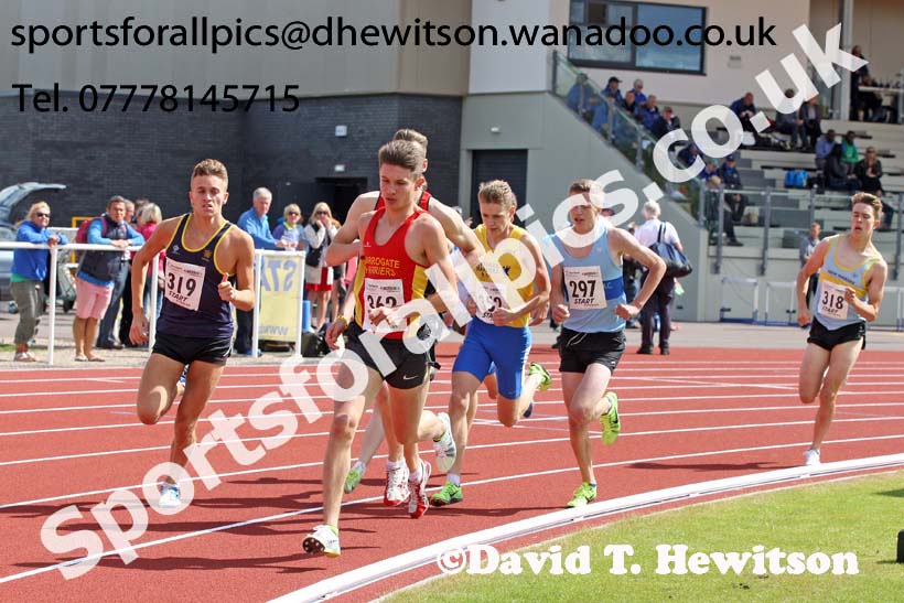 Under-17 mens 800 metres. Photo: David T. Hewitson/Sports for All Pics